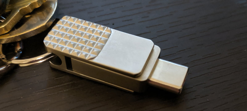 Photo of the AreTop 128GB Combination USB-C / USB-B Thumb Drive